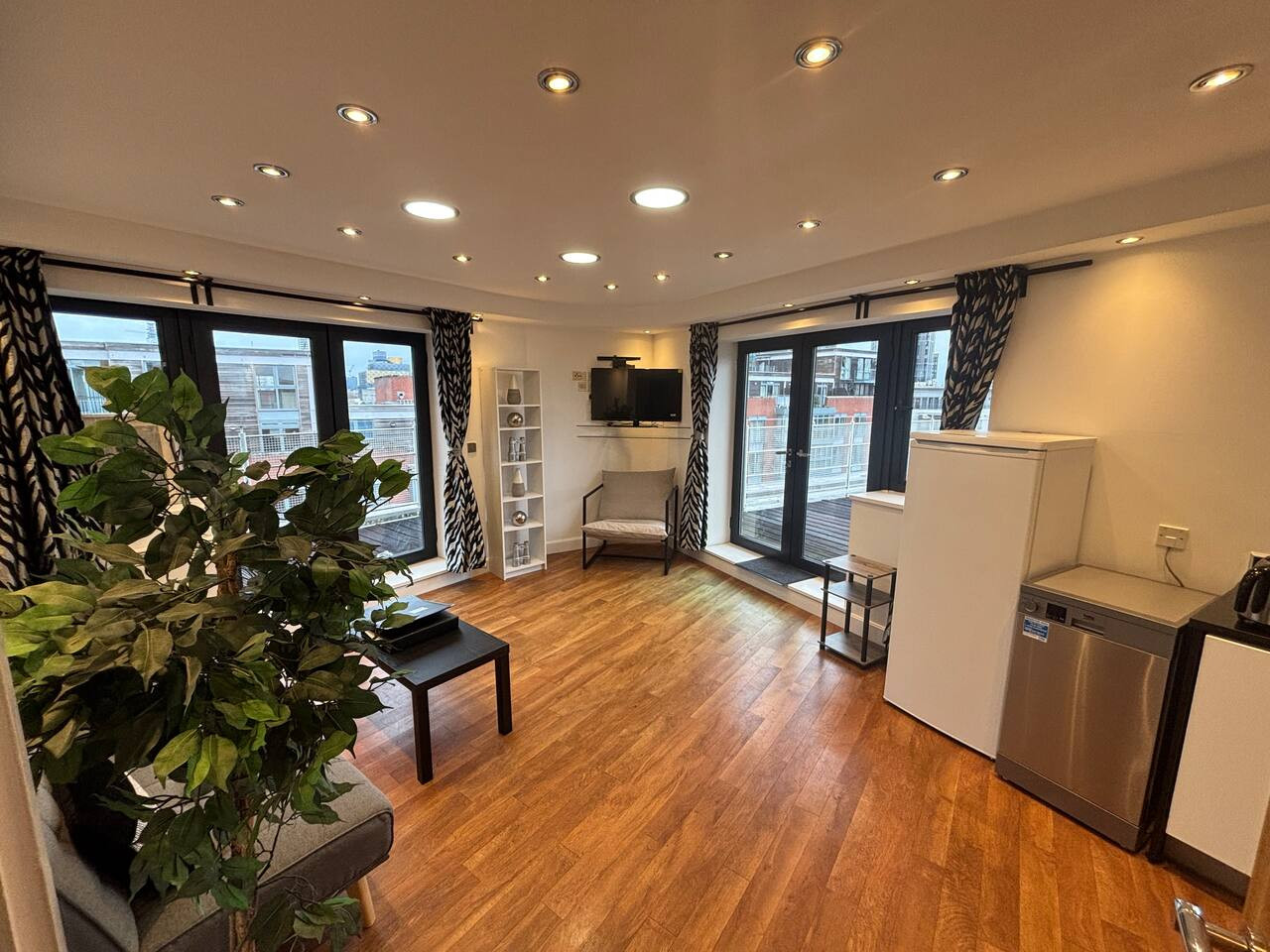 Luxury Penthouse Apartment With Private Parking in 100 Browning Street 92 - Property image 3 - VivreStays