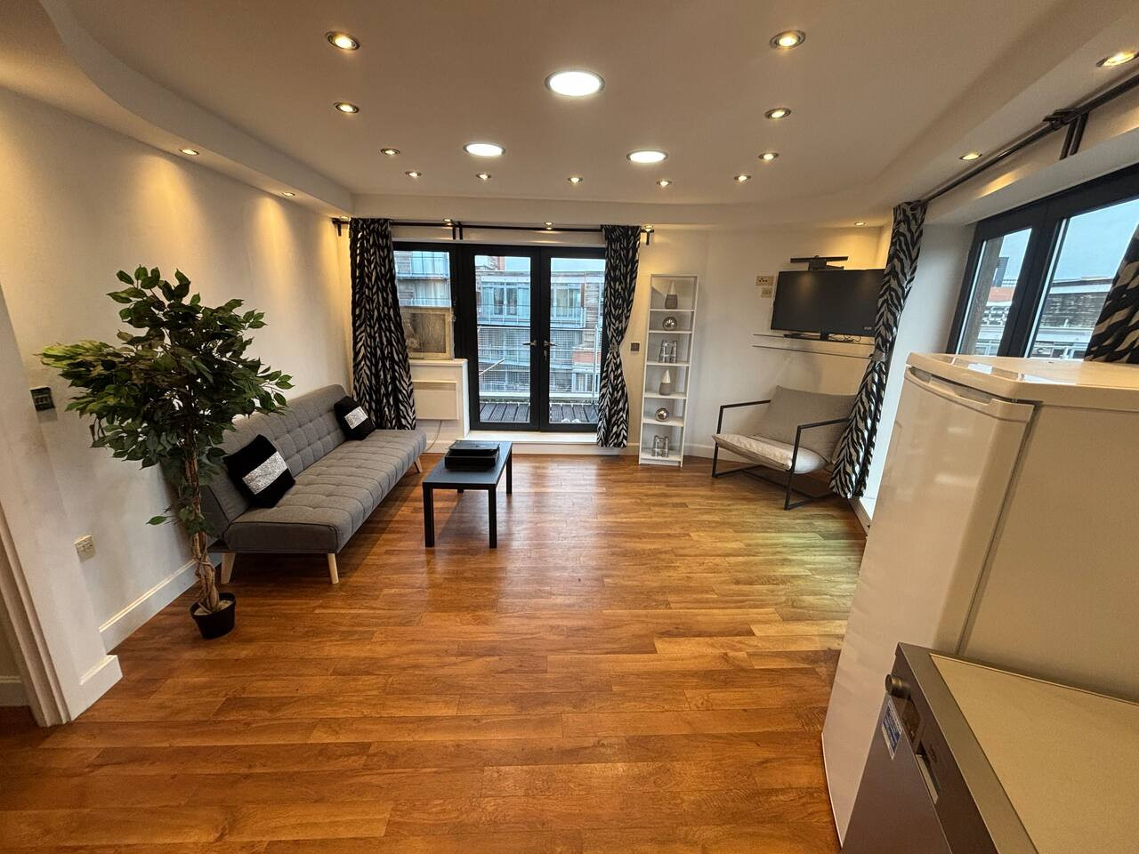 Luxury Penthouse Apartment With Private Parking in 100 Browning Street 92 - Property image 6 - VivreStays