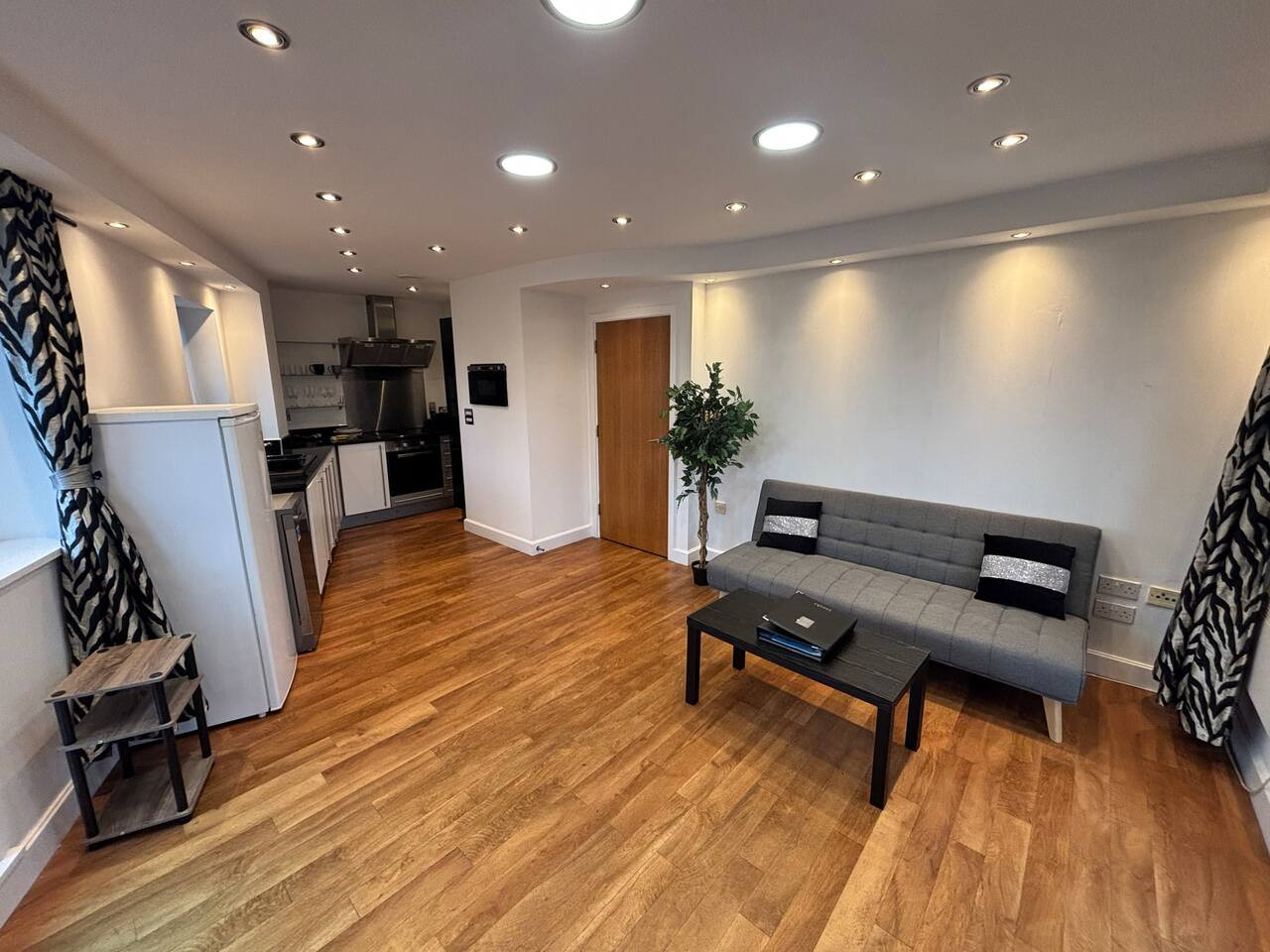 Luxury Penthouse Apartment With Private Parking in 100 Browning Street 92 - Property image 9 - VivreStays