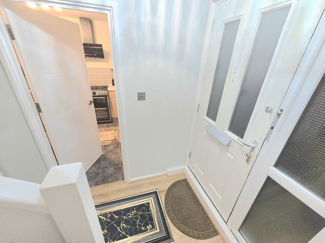 Hornchurch Cozy 2-Bed Flat with Street Parking in 5 Victor Approach, Hornchurch, RM12 4XE - Property image 45 - VivreStays