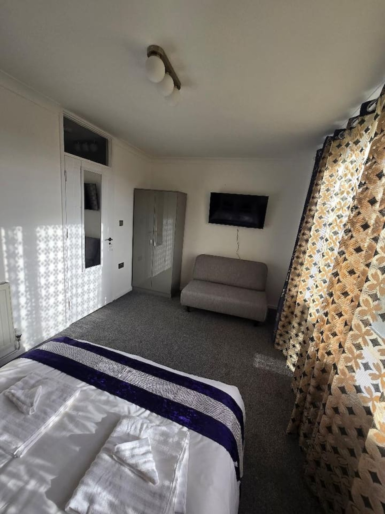 Hornchurch Cozy 2-Bed Flat with Street Parking in 5 Victor Approach, Hornchurch, RM12 4XE - Property image 8 - VivreStays