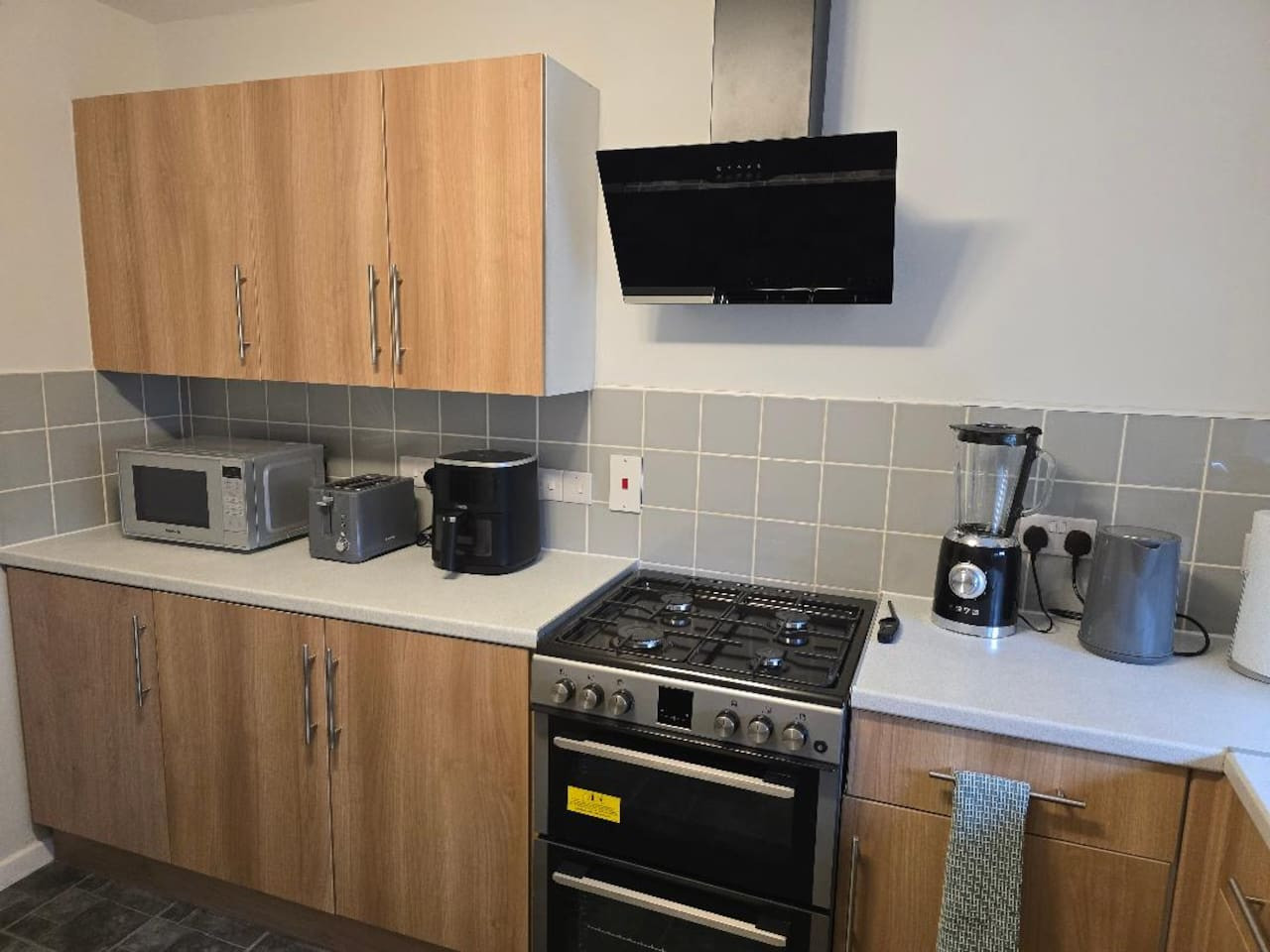 Hornchurch Cozy 2-Bed Flat with Street Parking in 5 Victor Approach, Hornchurch, RM12 4XE - Property image 5 - VivreStays