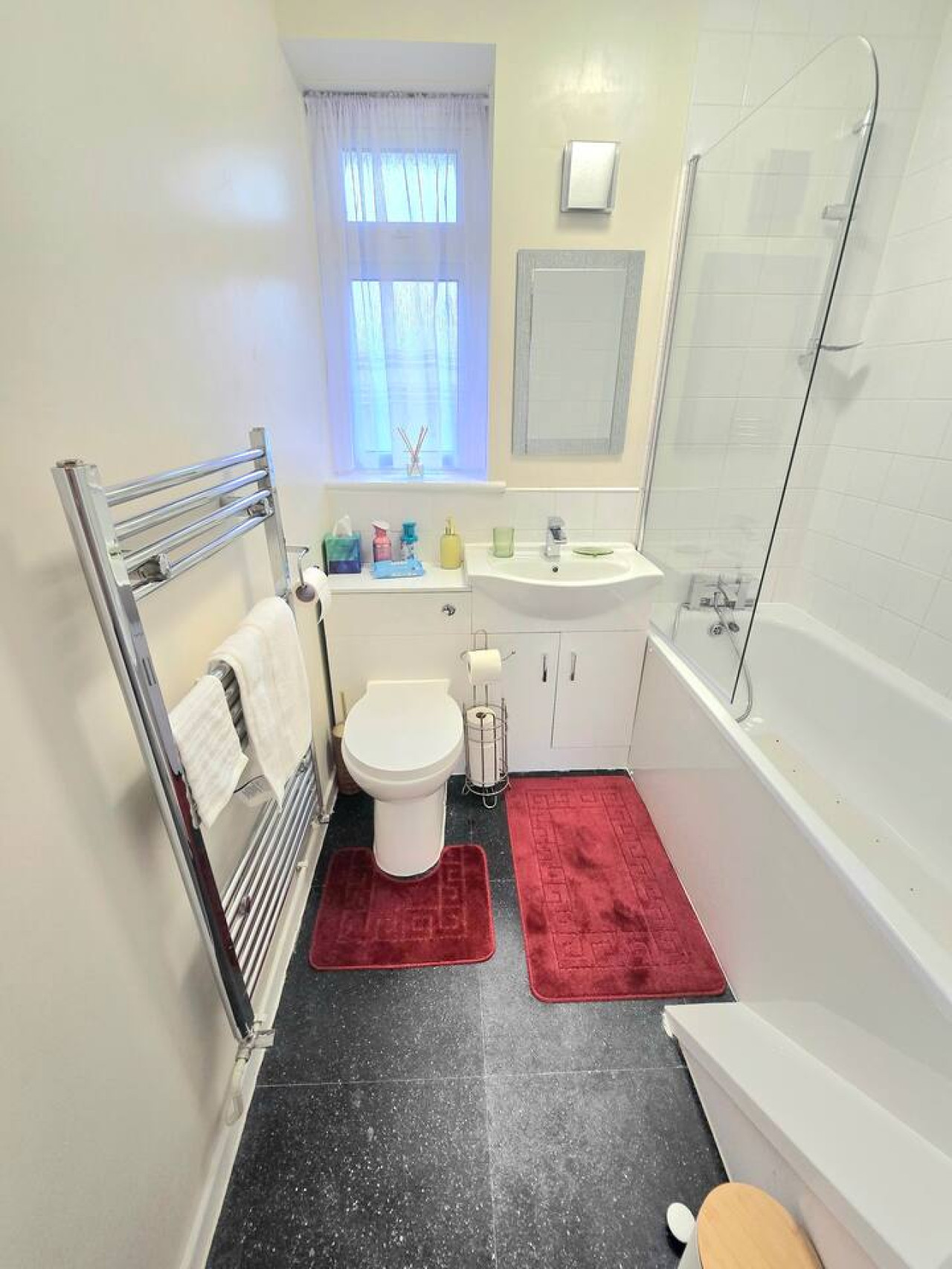 Hornchurch Cozy 2-Bed Flat with Street Parking in 5 Victor Approach, Hornchurch, RM12 4XE - Property image 42 - VivreStays