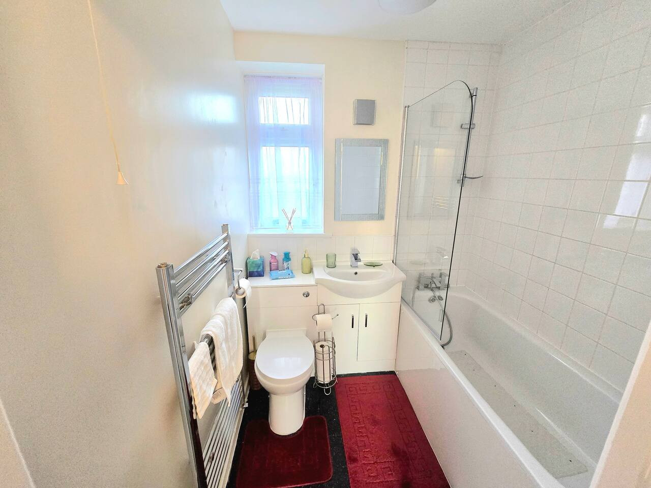 Hornchurch Cozy 2-Bed Flat with Street Parking in 5 Victor Approach, Hornchurch, RM12 4XE - Property image 59 - VivreStays