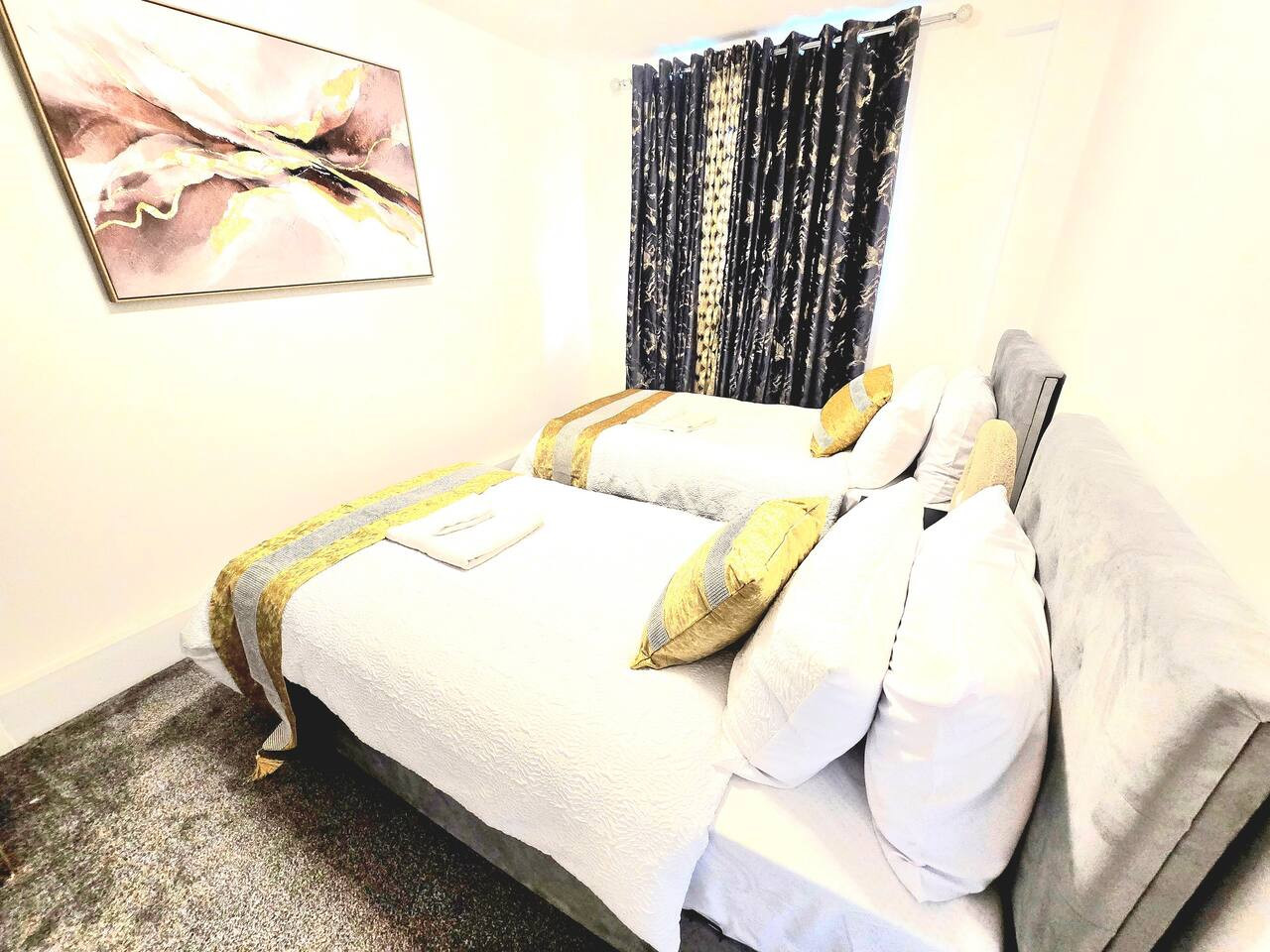 Hornchurch Cozy 2-Bed Flat with Street Parking in 5 Victor Approach, Hornchurch, RM12 4XE - Property image 48 - VivreStays