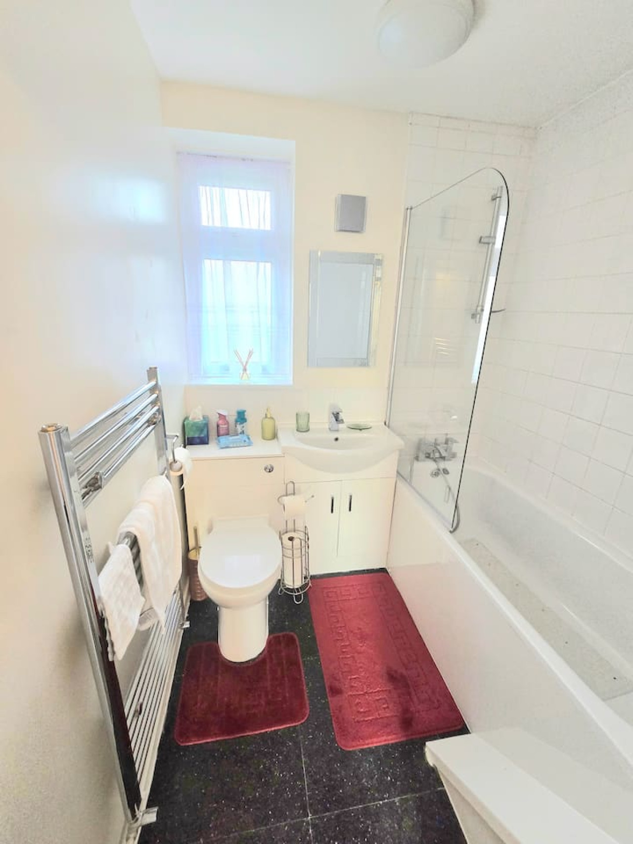 Hornchurch Cozy 2-Bed Flat with Street Parking in 5 Victor Approach, Hornchurch, RM12 4XE - Property image 60 - VivreStays