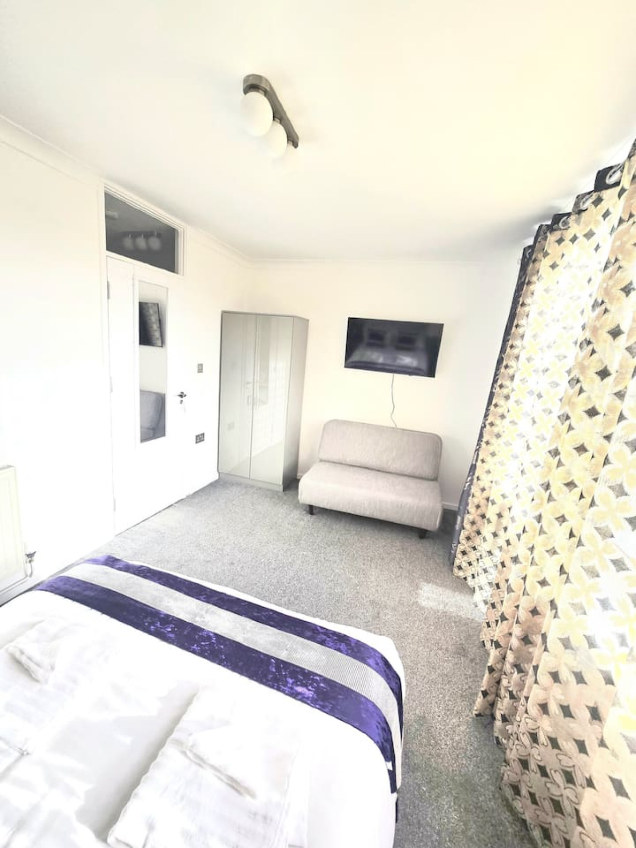 Hornchurch Cozy 2-Bed Flat with Street Parking in 5 Victor Approach, Hornchurch, RM12 4XE - Property image 52 - VivreStays