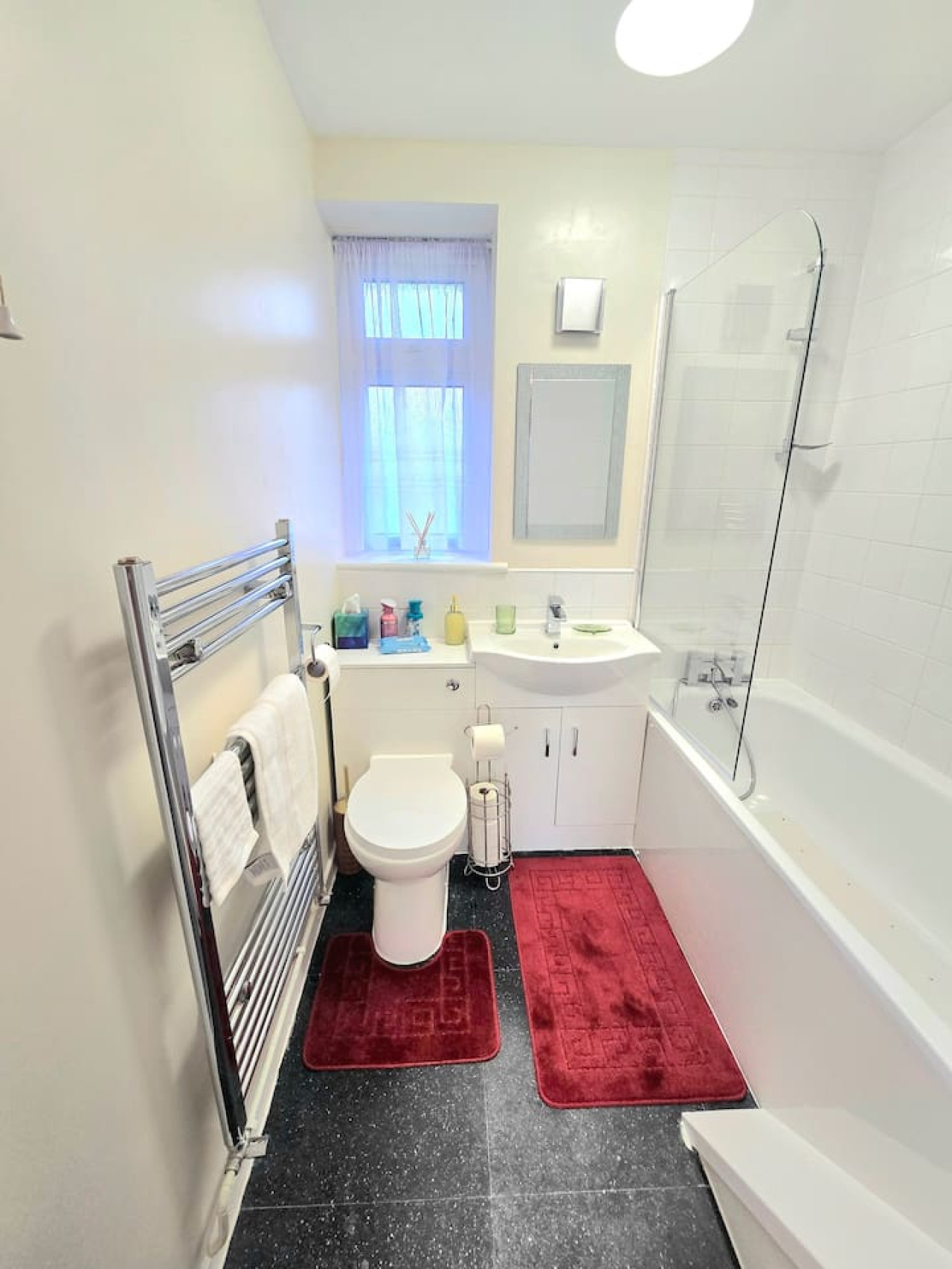 Hornchurch Cozy 2-Bed Flat with Street Parking in 5 Victor Approach, Hornchurch, RM12 4XE - Property image 41 - VivreStays
