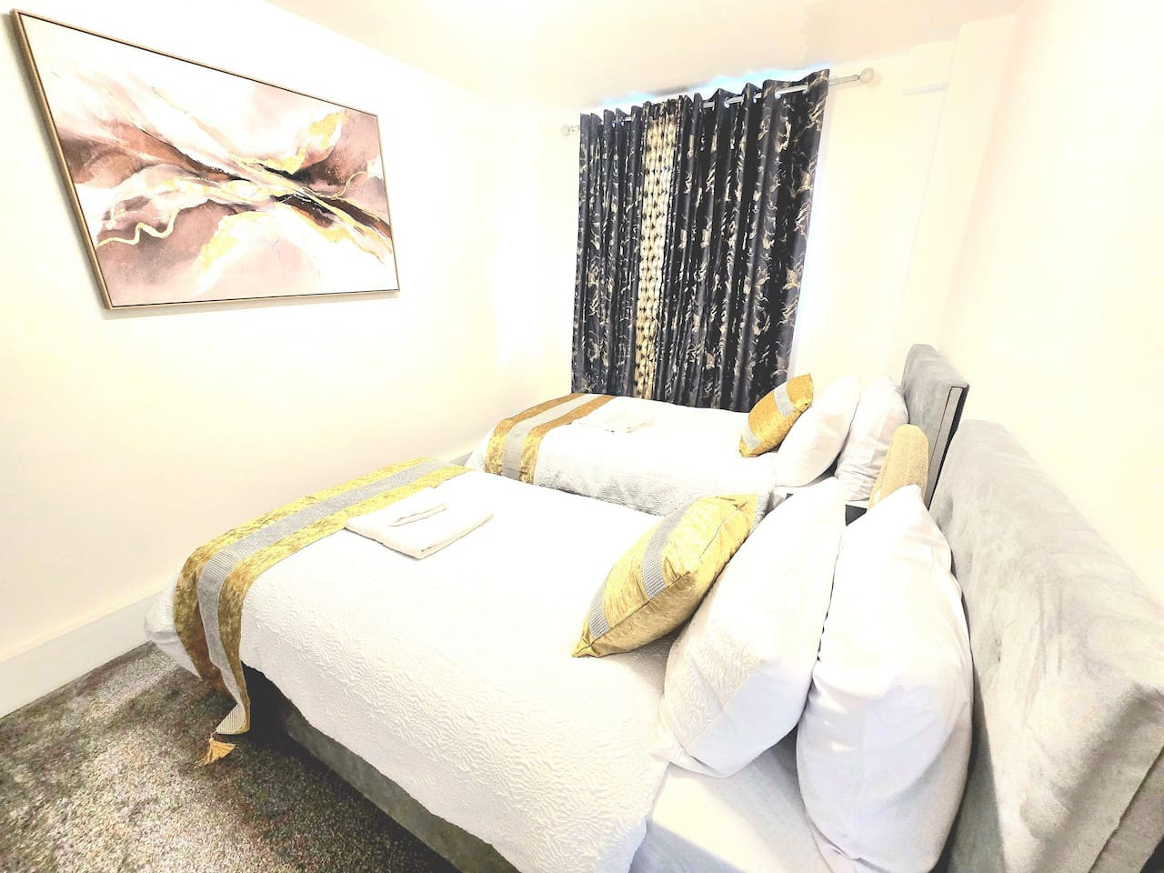 Hornchurch Cozy 2-Bed Flat with Street Parking in 5 Victor Approach, Hornchurch, RM12 4XE - Property image 63 - VivreStays