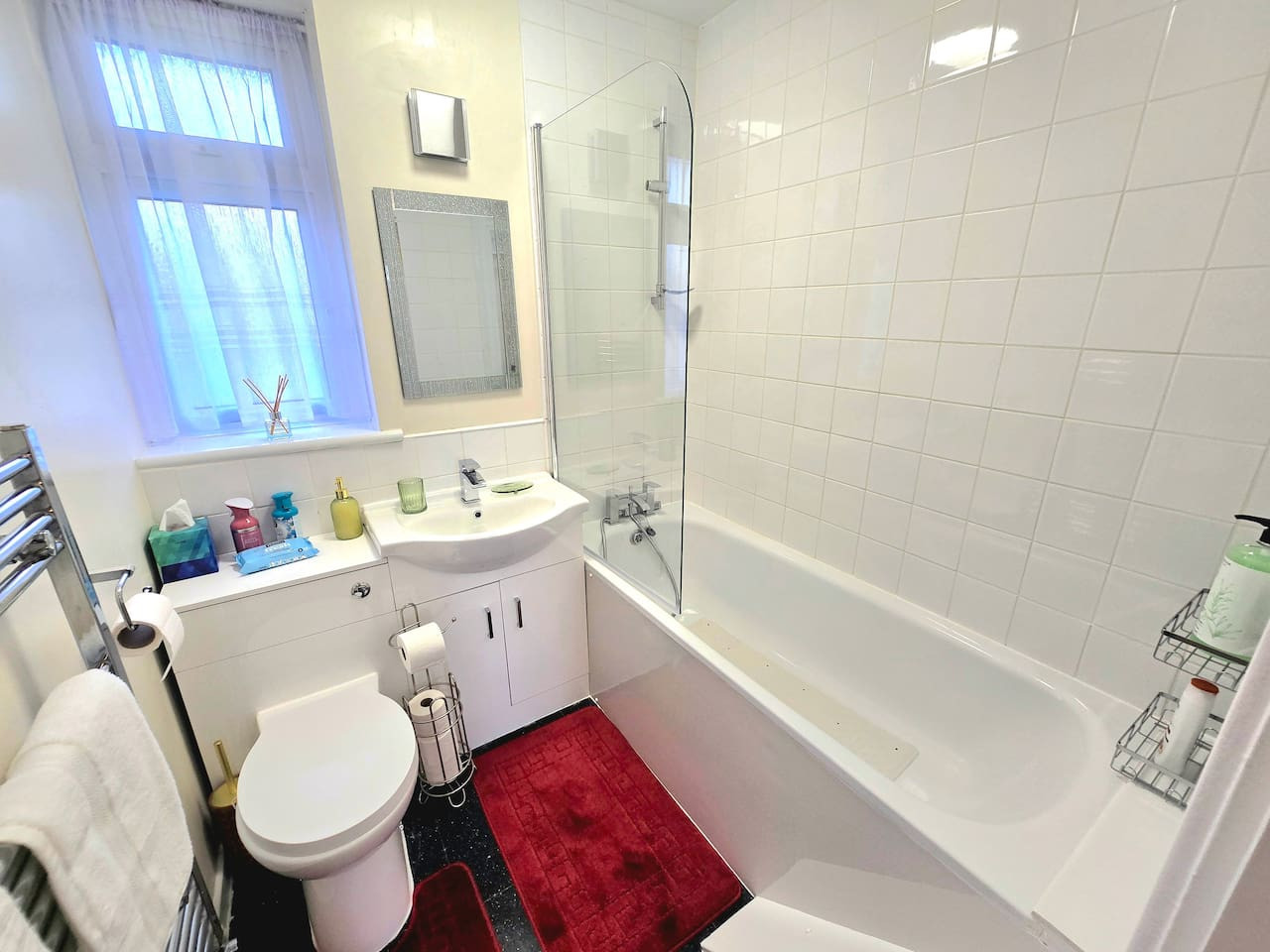 Hornchurch Cozy 2-Bed Flat with Street Parking in 5 Victor Approach, Hornchurch, RM12 4XE - Property image 51 - VivreStays