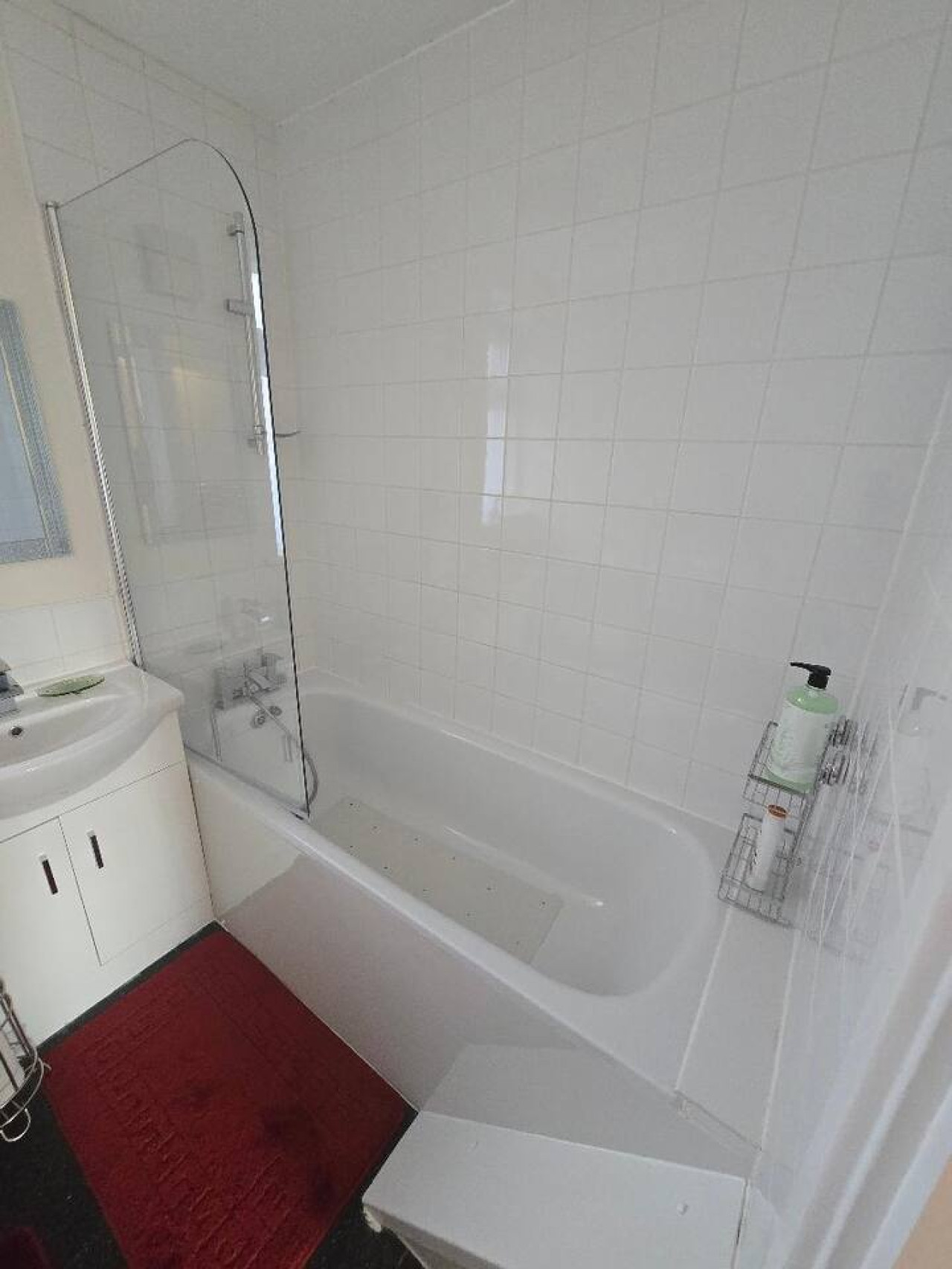 Hornchurch Cozy 2-Bed Flat with Street Parking in 5 Victor Approach, Hornchurch, RM12 4XE - Property image 11 - VivreStays