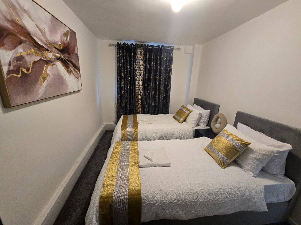 Hornchurch Cozy 2-Bed Flat with Street Parking in 5 Victor Approach, Hornchurch, RM12 4XE - Property image 7 - VivreStays