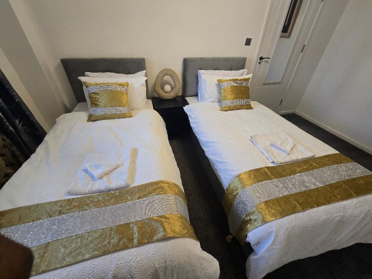 Hornchurch Cozy 2-Bed Flat with Street Parking in 5 Victor Approach, Hornchurch, RM12 4XE - Property image 4 - VivreStays
