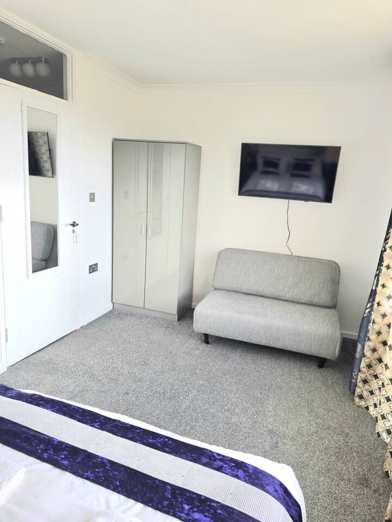 Hornchurch Cozy 2-Bed Flat with Street Parking in 5 Victor Approach, Hornchurch, RM12 4XE - Property image 37 - VivreStays