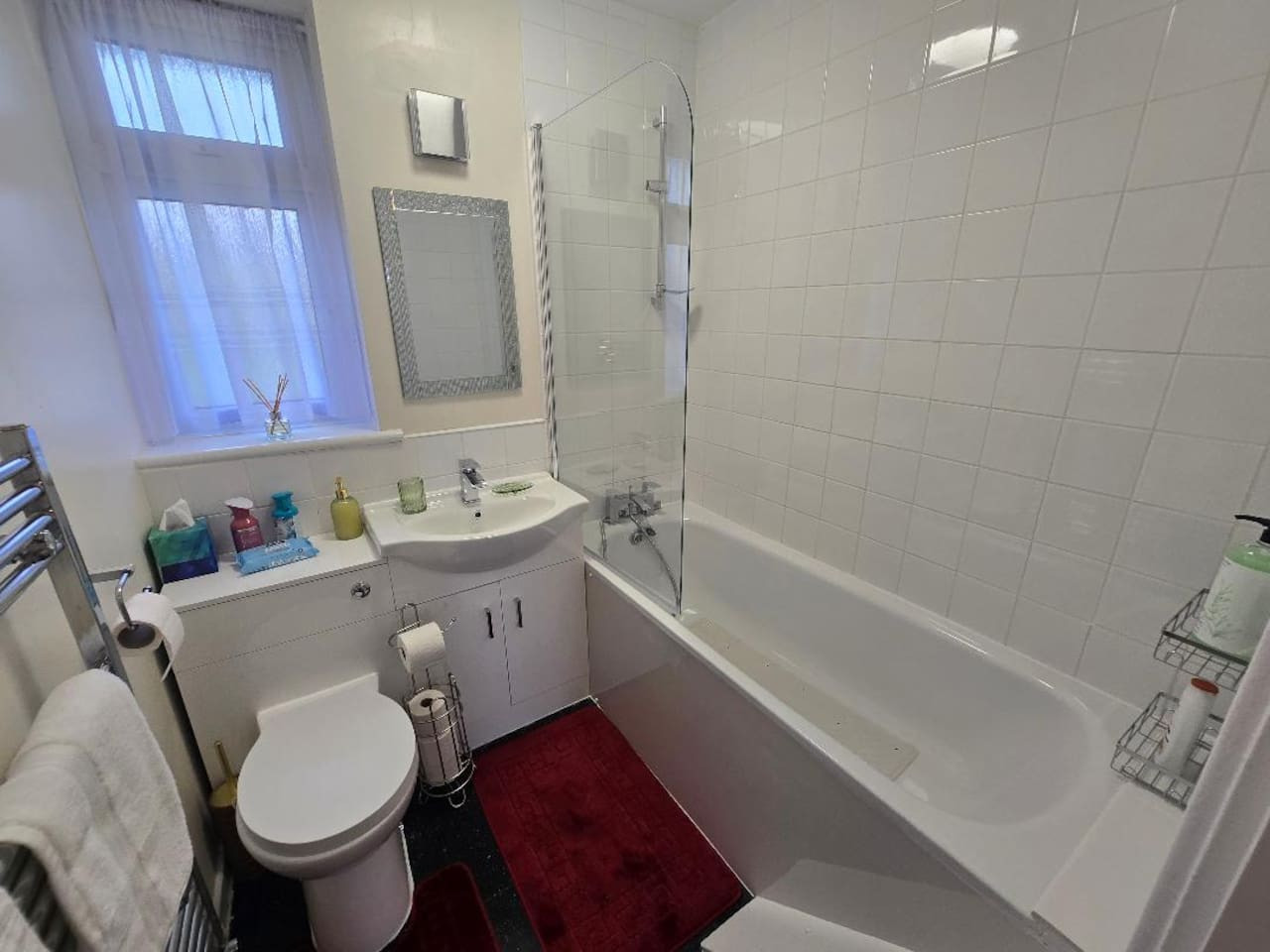 Hornchurch Cozy 2-Bed Flat with Street Parking in 5 Victor Approach, Hornchurch, RM12 4XE - Property image 13 - VivreStays