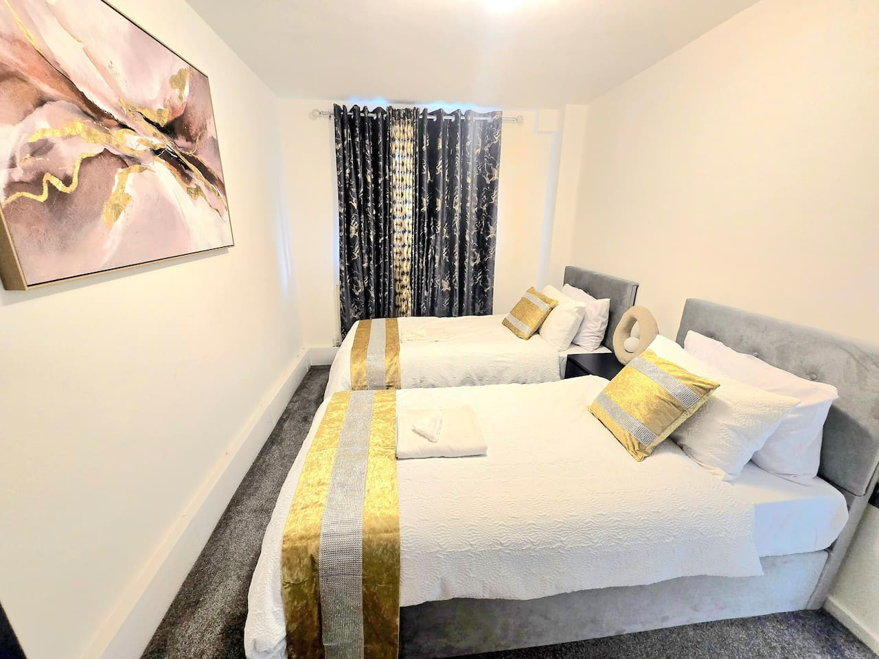 Hornchurch Cozy 2-Bed Flat with Street Parking in 5 Victor Approach, Hornchurch, RM12 4XE - Property image 62 - VivreStays