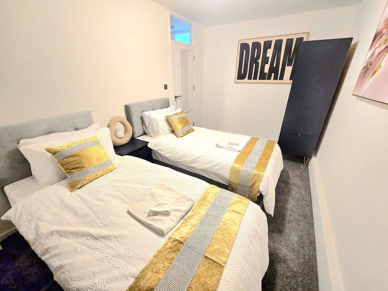Hornchurch Cozy 2-Bed Flat with Street Parking in 5 Victor Approach, Hornchurch, RM12 4XE - Property image 65 - VivreStays