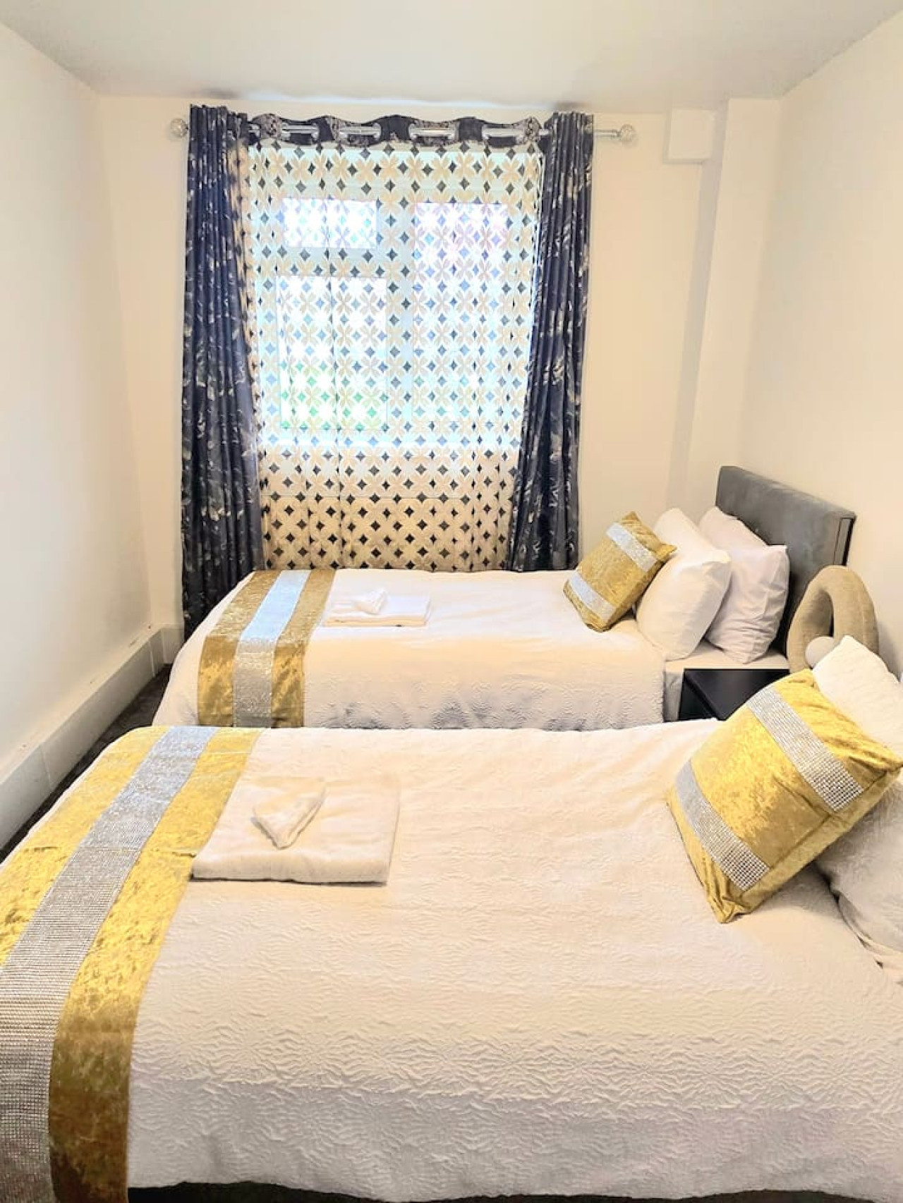 Hornchurch Cozy 2-Bed Flat with Street Parking in 5 Victor Approach, Hornchurch, RM12 4XE - Property image 49 - VivreStays