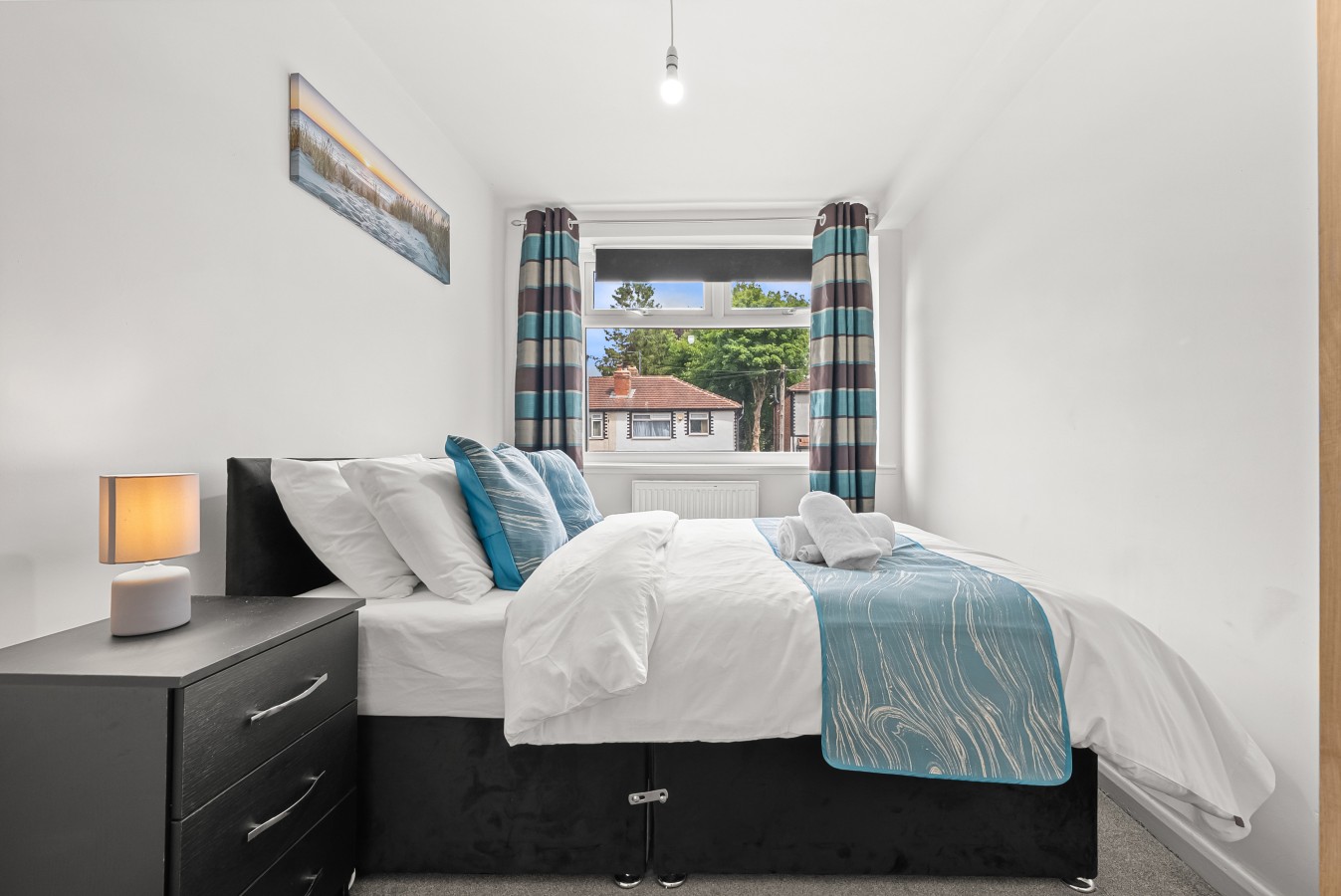 Modern & Spacious 4-Bedroom Residence in Crumpsall in 27 Rothesay Rd, Manchester M8 4JA, UK - Property image 17 - VivreStays