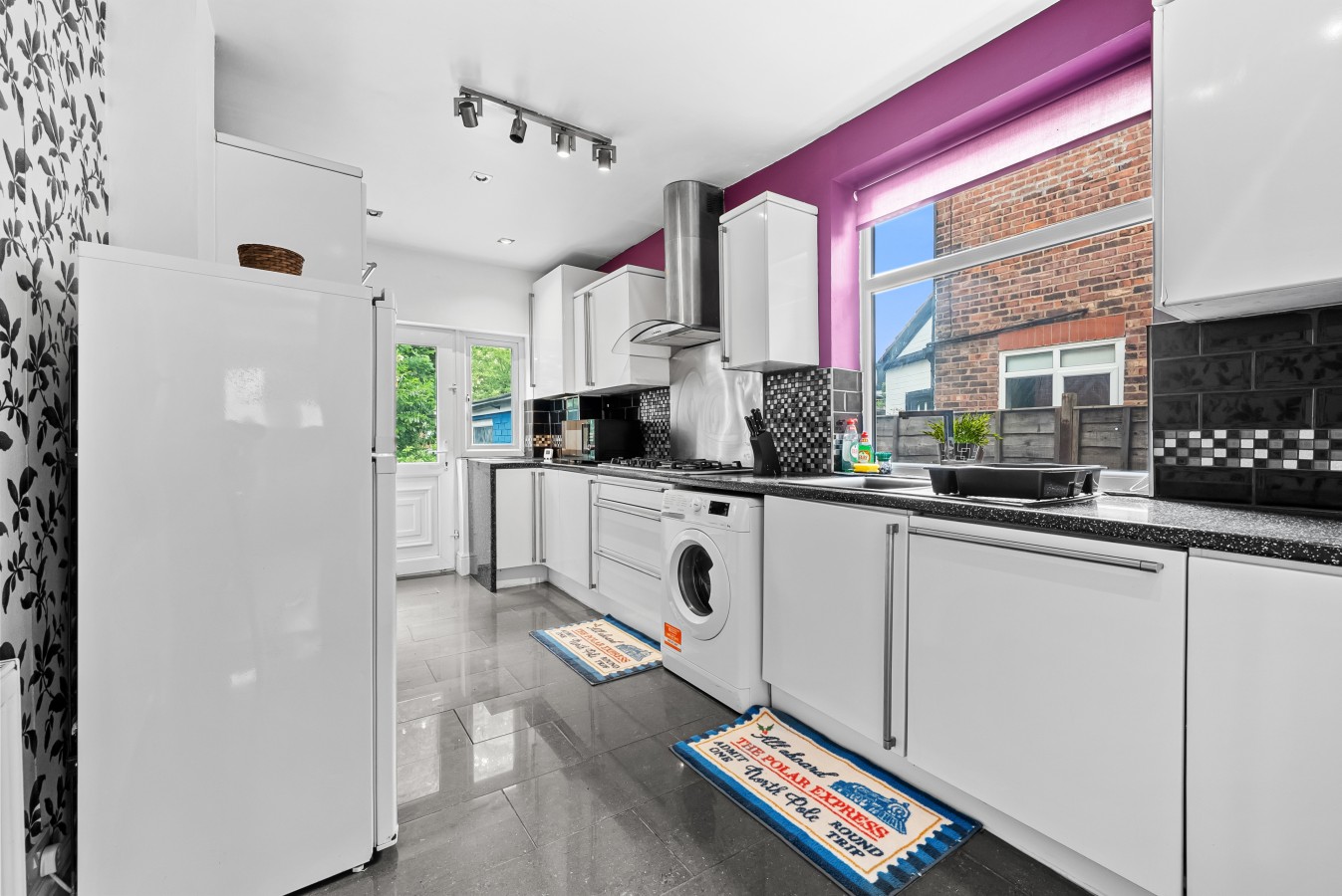 Modern & Spacious 4-Bedroom Residence in Crumpsall in 27 Rothesay Rd, Manchester M8 4JA, UK - Property image 9 - VivreStays