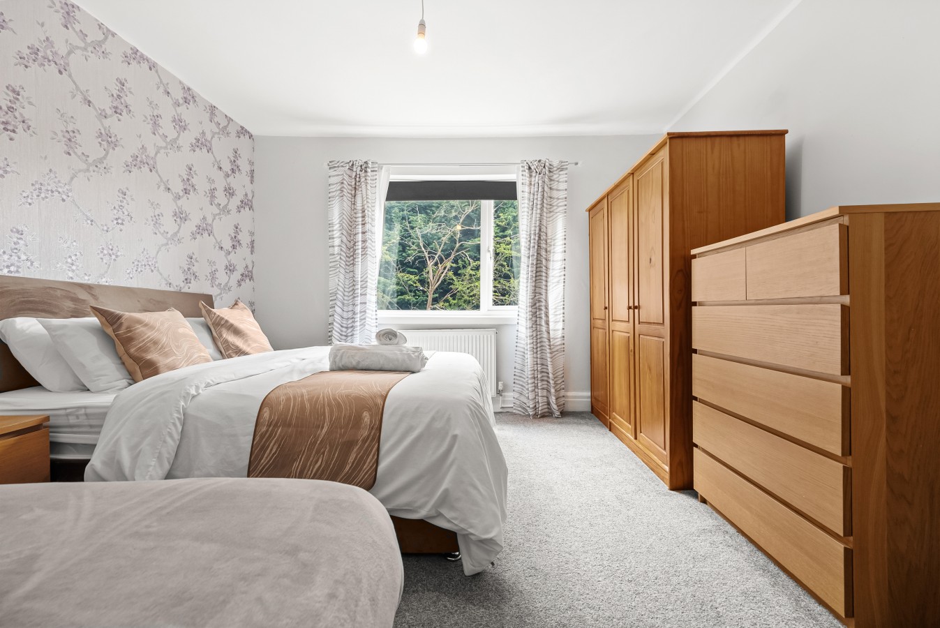 Modern & Spacious 4-Bedroom Residence in Crumpsall in 27 Rothesay Rd, Manchester M8 4JA, UK - Property image 16 - VivreStays