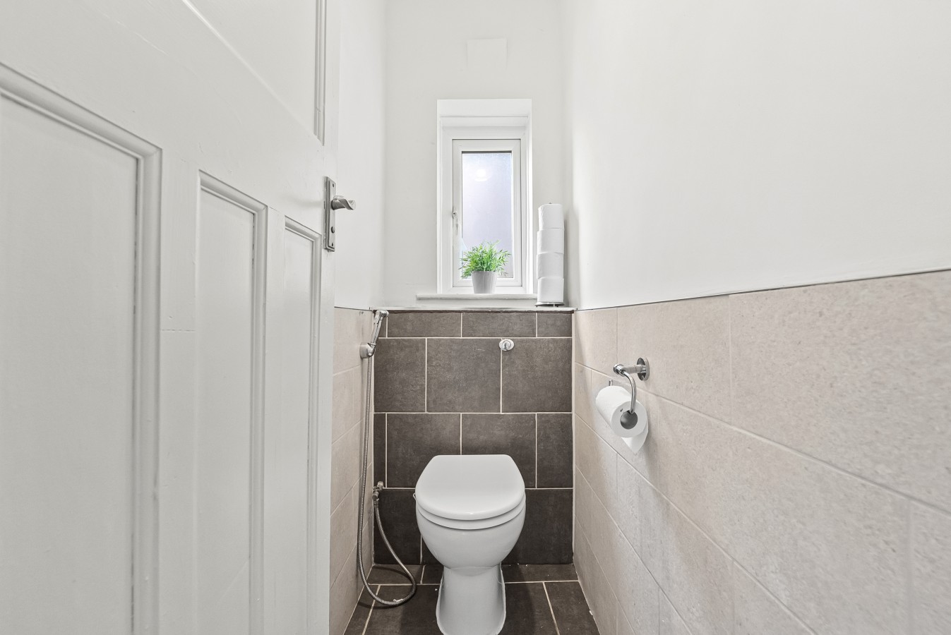 Modern & Spacious 4-Bedroom Residence in Crumpsall in 27 Rothesay Rd, Manchester M8 4JA, UK - Property image 13 - VivreStays