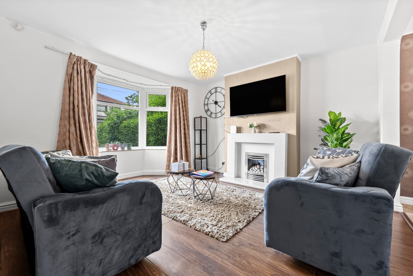 Modern & Spacious 4-Bedroom Residence in Crumpsall in 27 Rothesay Rd, Manchester M8 4JA, UK - Property image 3 - VivreStays