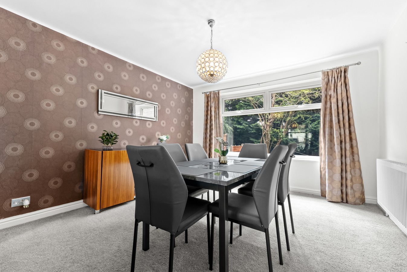 Modern & Spacious 4-Bedroom Residence in Crumpsall in 27 Rothesay Rd, Manchester M8 4JA, UK - Property image 8 - VivreStays