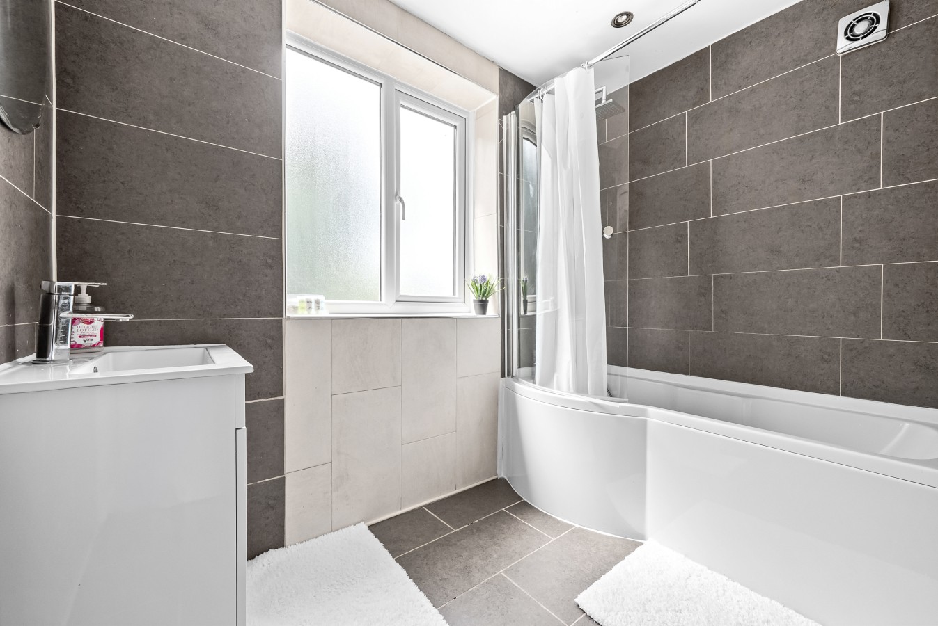 Modern & Spacious 4-Bedroom Residence in Crumpsall in 27 Rothesay Rd, Manchester M8 4JA, UK - Property image 11 - VivreStays