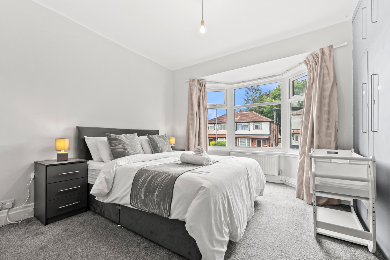Modern & Spacious 4-Bedroom Residence in Crumpsall in 27 Rothesay Rd, Manchester M8 4JA, UK - Property image 5 - VivreStays