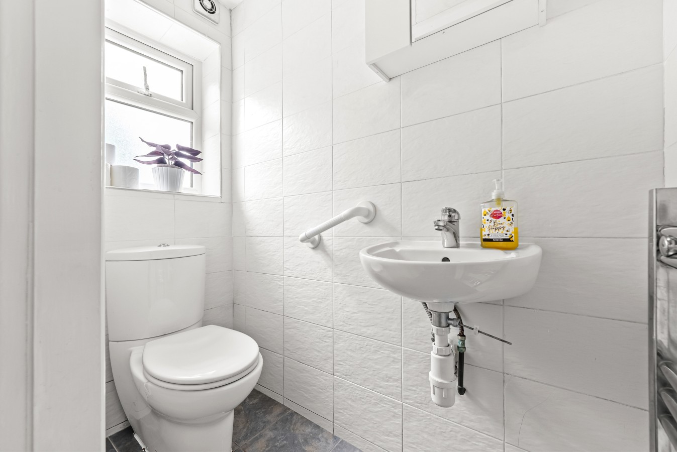 Modern & Spacious 4-Bedroom Residence in Crumpsall in 27 Rothesay Rd, Manchester M8 4JA, UK - Property image 12 - VivreStays