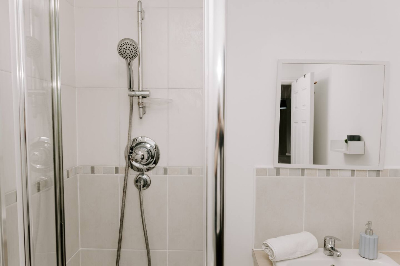 Hardwick Haven – Modern 3BR Townhouse Retreat with Free Parking in 172 High Newham Rd, Stockton-on-Tees TS19 8NT, UK - Property image 6 - VivreStays