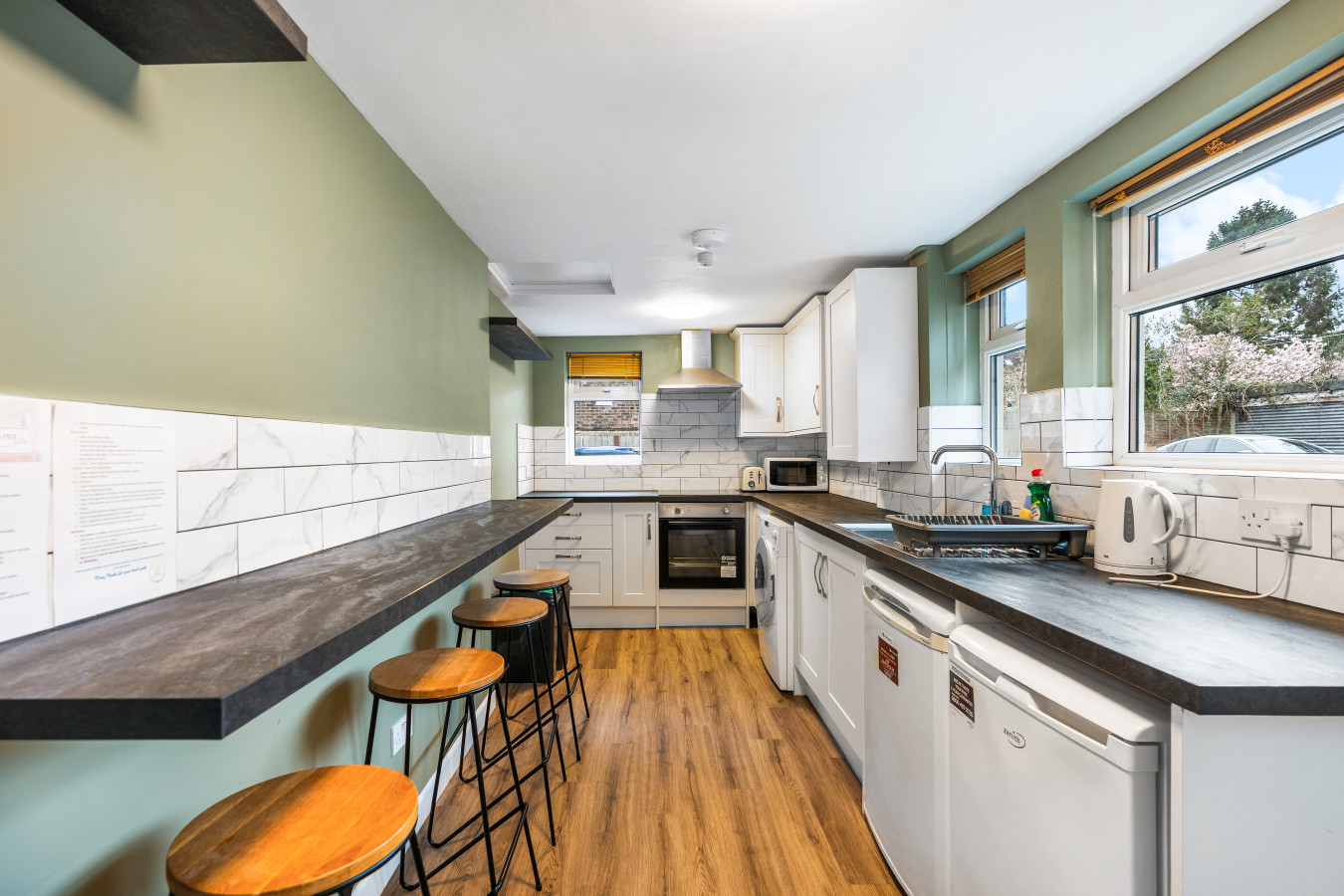 Spacious 5BR Home with Parking in Central Horsham in 78 Park St, Horsham RH12 1BX, UK - Property image 3 - VivreStays