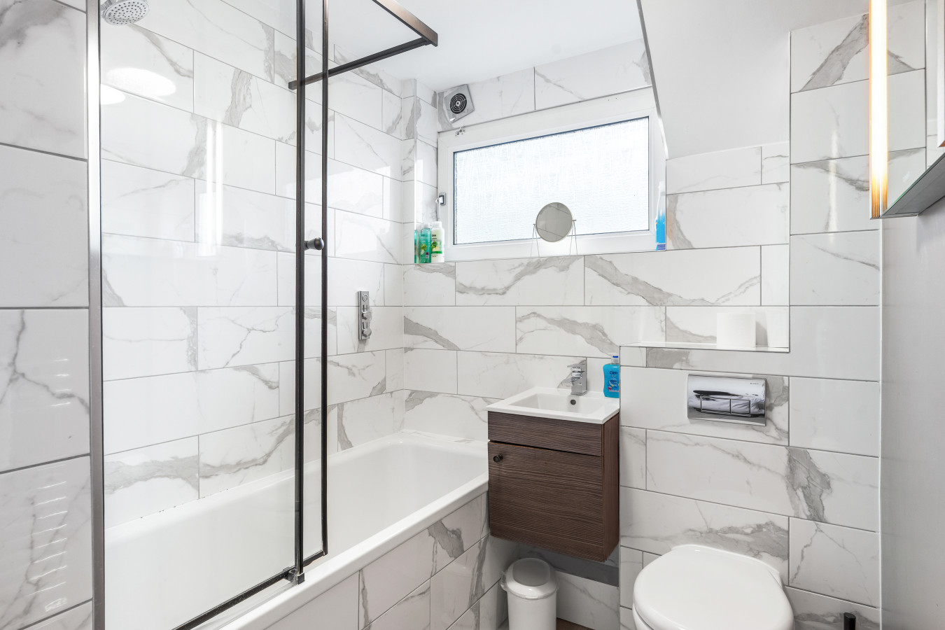 Central Horsham 5BR Home | Parking | Pets Allowed in 46 Bedford Rd, Horsham RH13 5BJ, UK - Property image 4 - VivreStays