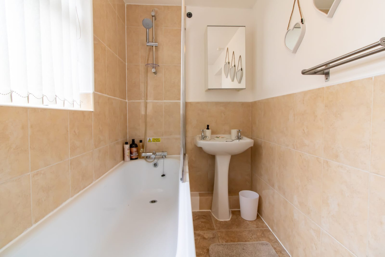 Alice Street Retreat - 1BR Sleeps 4 Street Parking in 287 Alice St, South Shields NE33 5PJ, UK - Property image 15 - VivreStays