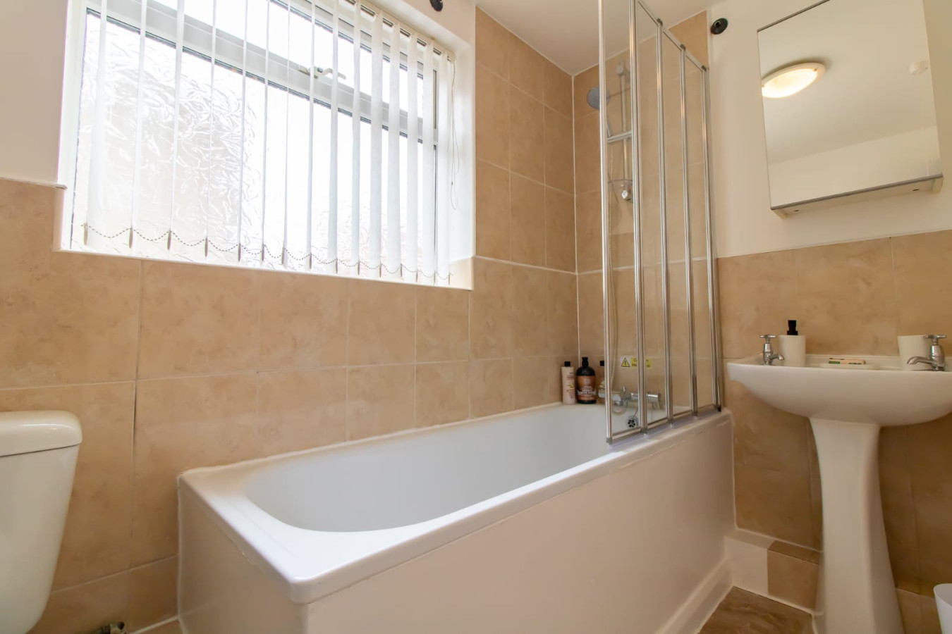 Alice Street Retreat - 1BR Sleeps 4 Street Parking in 287 Alice St, South Shields NE33 5PJ, UK - Property image 5 - VivreStays