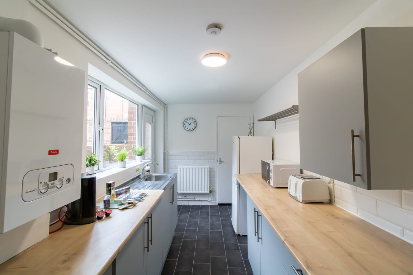 Alice Street Retreat - 1BR Sleeps 4 Street Parking in 287 Alice St, South Shields NE33 5PJ, UK - Property image 4 - VivreStays