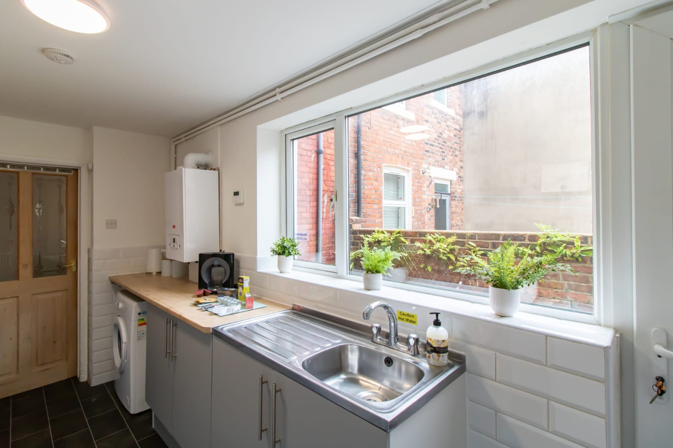 Alice Street Retreat - 1BR Sleeps 4 Street Parking in 287 Alice St, South Shields NE33 5PJ, UK - Property image 10 - VivreStays