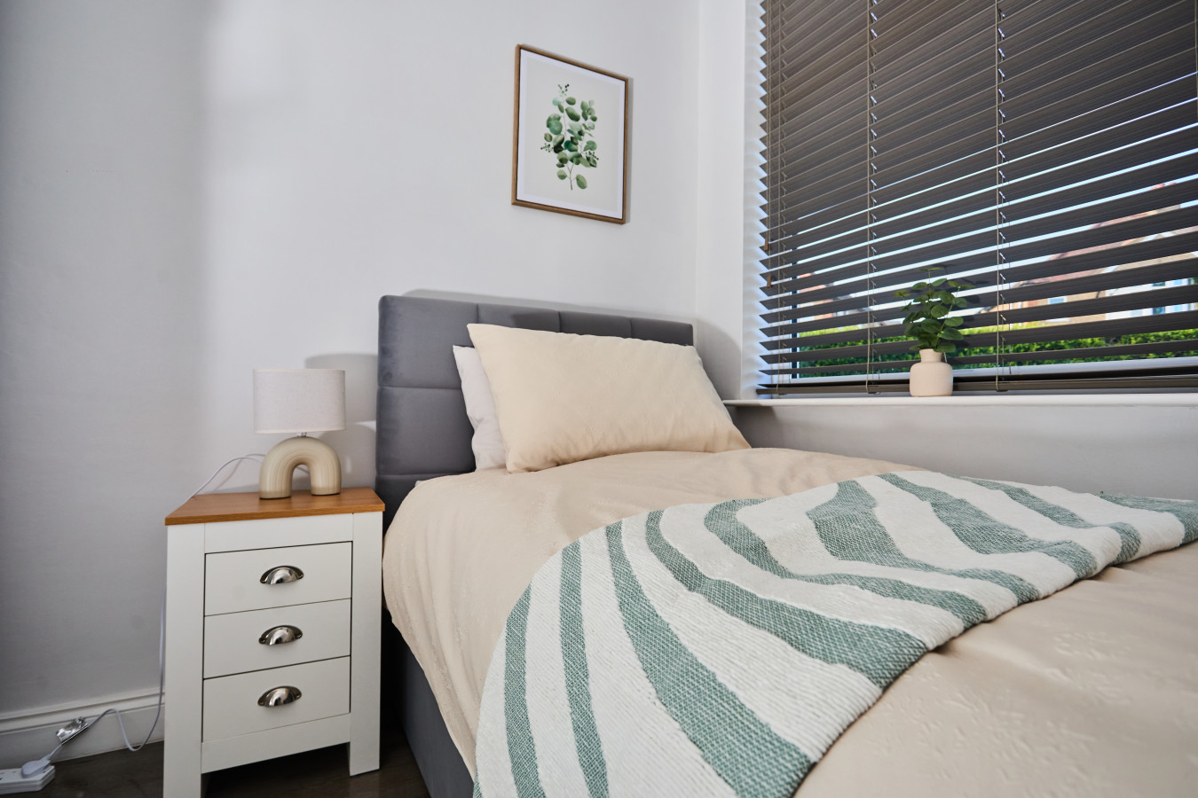 Birch Barn Retreat Spacious 4BR House with FREE Parking Sleeps 6 in 43 Birch Barn Way, Northampton NN2 8DU, UK - Property image 27 - VivreStays