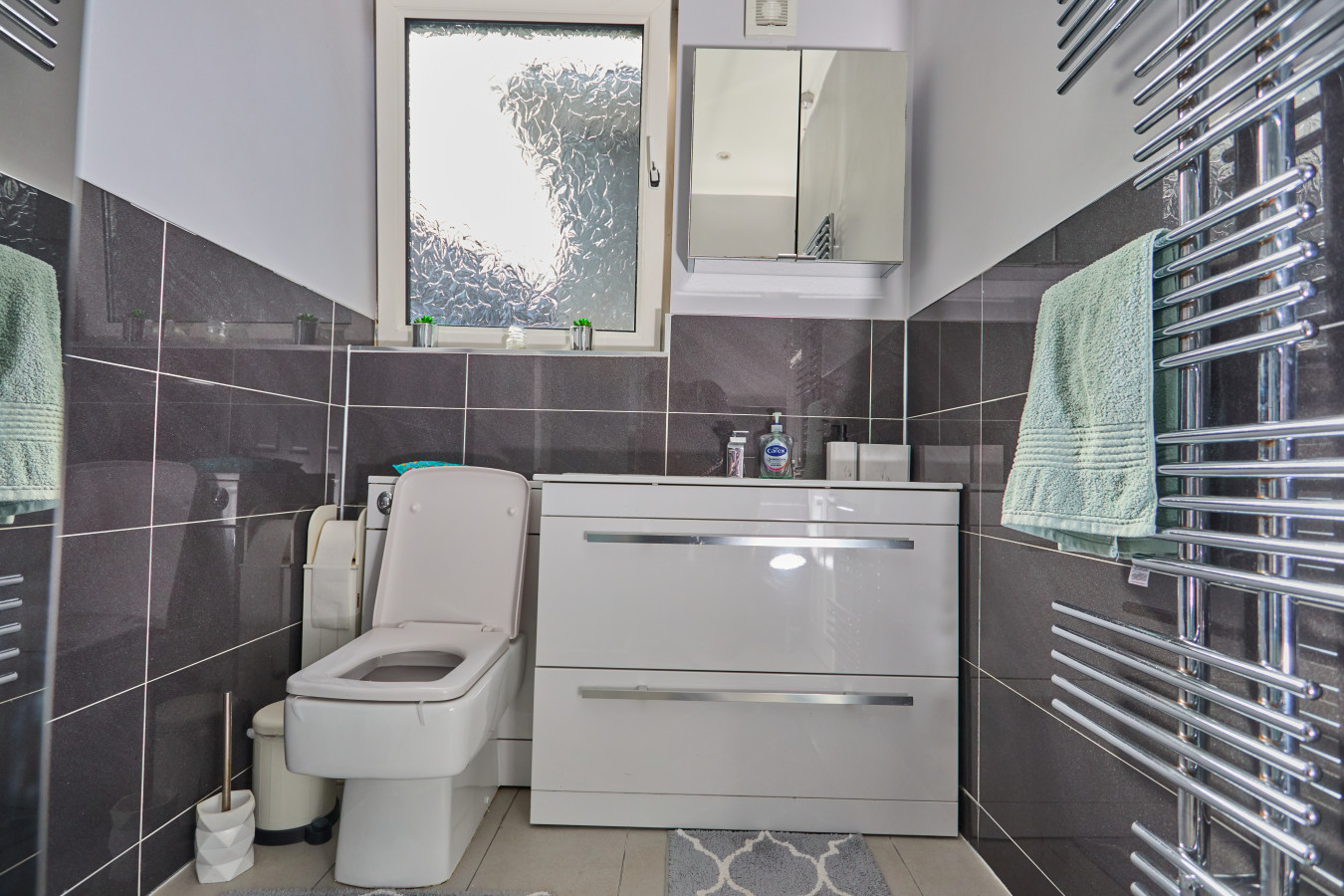 Birch Barn Retreat Spacious 4BR House with FREE Parking Sleeps 6 in 43 Birch Barn Way, Northampton NN2 8DU, UK - Property image 17 - VivreStays