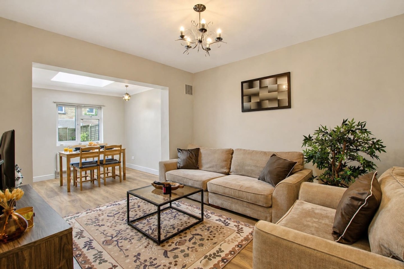 Wembley Garden Retreat |4BR|Sleeps 7|Near Station in 33 Thurlow Gardens, Wembley HA0 2AH, UK - Property image 2 - VivreStays