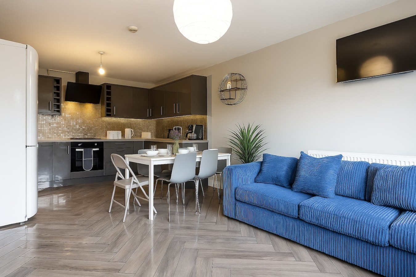 Grand 5BR Retreat in Beeston | Sleeps 12 in 50Ring Road Beeston, England, United Kingdom, LS11 8HD - Property image 4 - VivreStays
