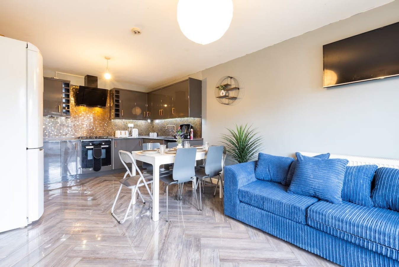 Grand 5BR Retreat in Beeston | Sleeps 12 in 50Ring Road Beeston, England, United Kingdom, LS11 8HD - Property image 9 - VivreStays
