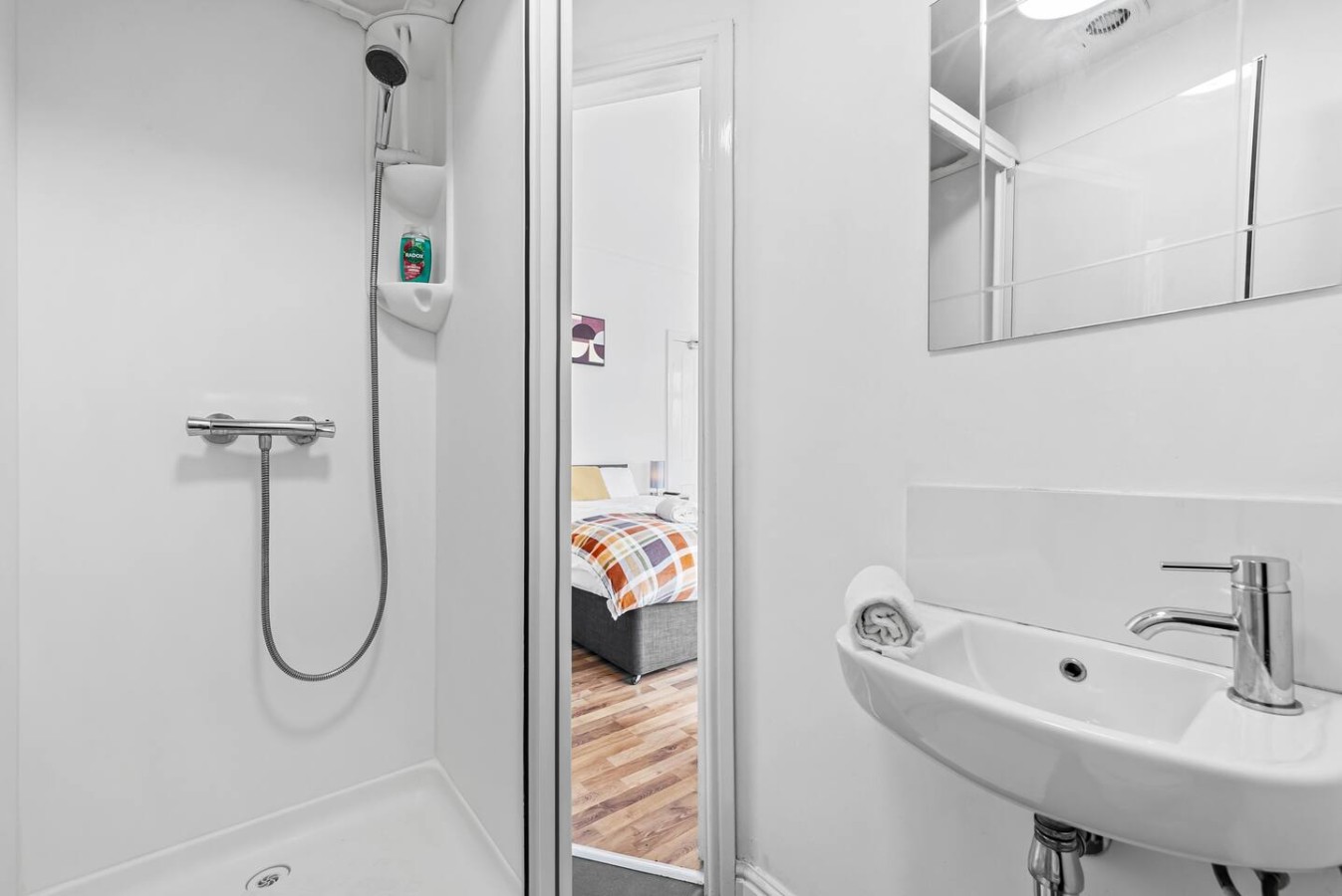 Stylish Studio Room in Leeds | Private Ensuite & Street Parking in 1East Park Parade, England, United Kingdom, LS9 9NQ - Property image 4 - VivreStays