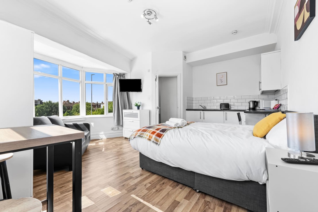 Stylish Studio Room in Leeds | Private Ensuite & Street Parking in 1East Park Parade, England, United Kingdom, LS9 9NQ - Property image 5 - VivreStays