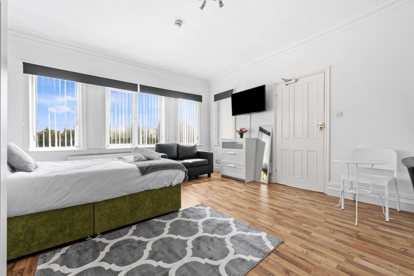 Leeds City Studio Stay | Ensuite & Kitchenette & Street Parking in 1East Park Parade, England, United Kingdom, LS9 9NQ - Property image 6 - VivreStays