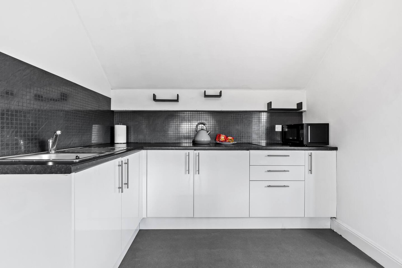 Smart Studio Ensuite Leeds | Near City Centre | Street Parking in 1East Park Parade, England, United Kingdom, LS9 9NQ - Property image 2 - VivreStays