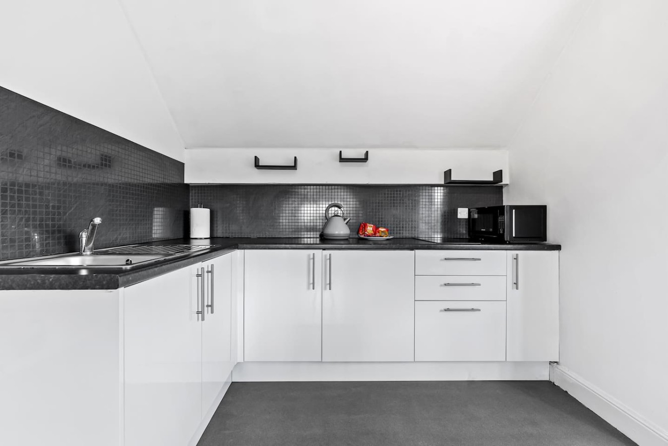 Large Modern Leeds Stay w/8 Private Ensuite Studio in 1East Park Parade, England, United Kingdom, LS9 9NQ - Property image 25 - VivreStays