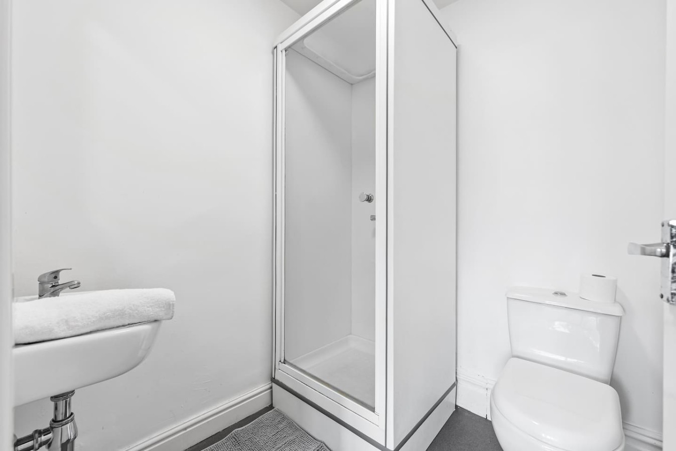 Large Modern Leeds Stay w/8 Private Ensuite Studio in 1East Park Parade, England, United Kingdom, LS9 9NQ - Property image 21 - VivreStays