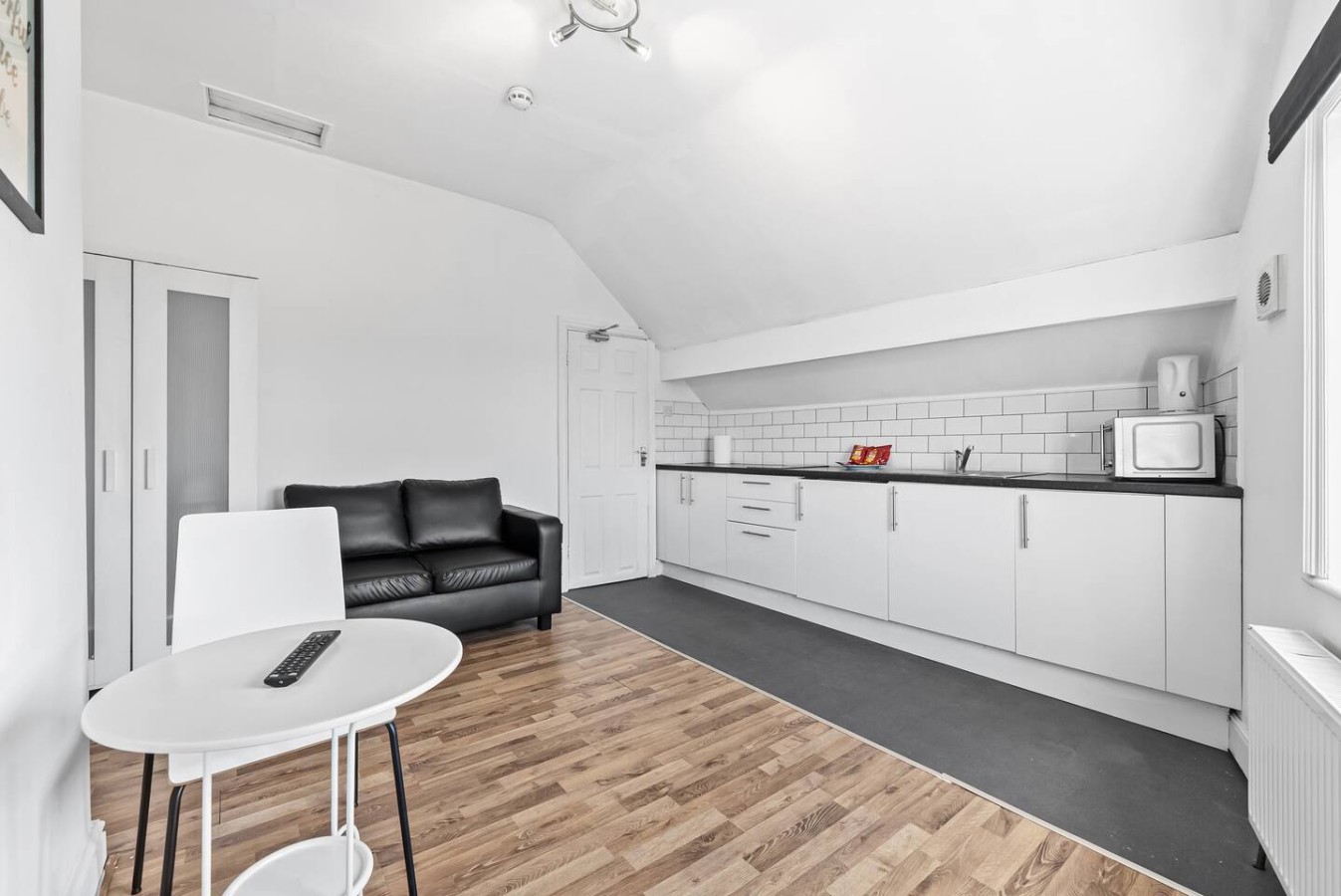 Large Modern Leeds Stay w/8 Private Ensuite Studio in 1East Park Parade, England, United Kingdom, LS9 9NQ - Property image 8 - VivreStays